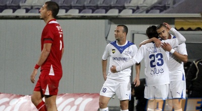 שינה על רקע שחקני ק&qout;ש החוגגים. (יוסי ציפקיס)