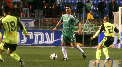 אריק בנאדו מול קובי מויאל. הבלם מנע שער מעזריאל (יניב גונן) אריק בנאדו מול קובי מויאל. הבלם מנע שער מעזריאל (יניב גונן)