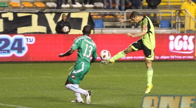 בן שושן בועט מול טוואטחה. החמצה גדולה לחלוץ (גיא בן זיו) בן שושן בועט מול טוואטחה. החמצה גדולה לחלוץ (גיא בן זיו)