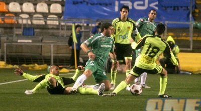 קובי מויאל מכשיל את תומר חמד (יניב גונן) קובי מויאל מכשיל את תומר חמד (יניב גונן)