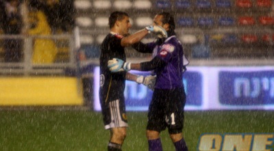 אריאל הרש וניר דוידוביץ´ נפרדים כידידים בגשם השוטף בטדי (יניב גונן) אריאל הרש וניר דוידוביץ´ נפרדים כידידים בגשם השוטף בטדי (יניב גונן)