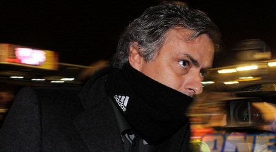 ז´וזה מוריניו מנסה לחמוק במהירות מהמצלמות בסיום המשחק (GettyImages)