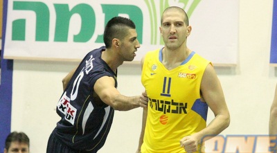 מיכאל בדלוב לופת את בורשטיין (משה חרמון) מיכאל בדלוב לופת את בורשטיין (משה חרמון)