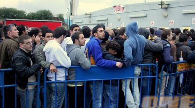 אוהדים אופטימיים בתור לקופה לקנות כרטיסים לדרבי (משה חרמון) אוהדים אופטימיים בתור לקופה לקנות כרטיסים לדרבי (משה חרמון)