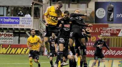 סרגיי טרטיאק ועוז ראלי עולים לכדור גובה (יוסי ציפקיס) סרגיי טרטיאק ועוז ראלי עולים לכדור גובה (יוסי ציפקיס)