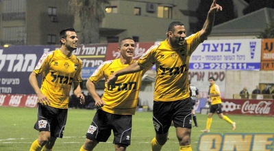 אחמד סבע חוגג את היתרון עם ניר נחום ופיראס מוגרבי (יוסי ציפקיס) אחמד סבע חוגג את היתרון עם ניר נחום ופיראס מוגרבי (יוסי ציפקיס)