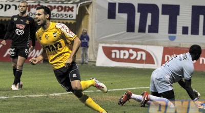 ניר נחום רץ לחגוג, דלה איינוגבה בדרך להוציא כדור שני מהרשת (יוסי ציפקיס) ניר נחום רץ לחגוג, דלה איינוגבה בדרך להוציא כדור שני מהרשת (יוסי ציפקיס)