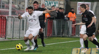 ניקולאס פלצ&acute;וק נשמר על ידי ג&acute;אברין (עמית מצפה)