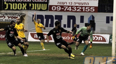 ג´ורג´ אמסיס דוחק את השער המצמק לזכות בני יהודה (יוסי ציפקיס) ג´ורג´ אמסיס דוחק את השער המצמק לזכות בני יהודה (יוסי ציפקיס)