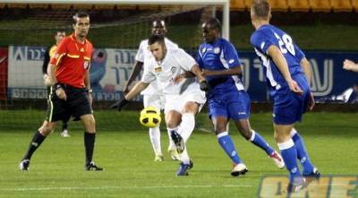 שי בירוק לא מצליח להשתלט על הכדור (מור שאולי)