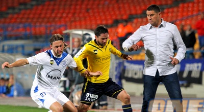 נעים וסטולר עוצרים את ישראלביץ´. השחקנים מרוצים מהשווייצרי (שי לוי)