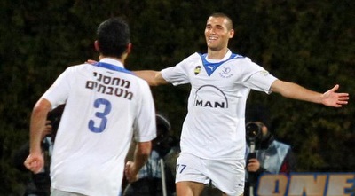 שחקני פ&qout;ת חוגגים עם אקסברד (שי לוי) שחקני פ&qout;ת חוגגים עם אקסברד (שי לוי)