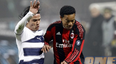 אורבי עימנואלסון מול אלברו גונזאלס. בכורה בליגה להולנדי (רויטרס)