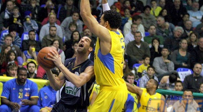 בלו שומר על לירן שוורצולד (משה חרמון)