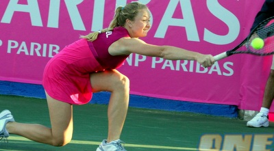 יוליה גלושקו מתאמצת להגיע לכדור היום באילת (משה חרמון)