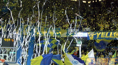 אוהדי מכבי תל אביב דואגים לתפאורה יפה עם הפתיחה (יניב גונן)