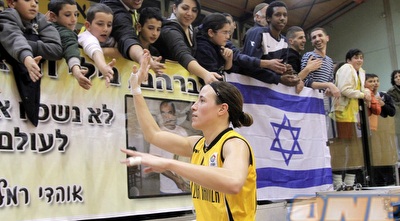 שי דורון מודה לקהל. משחק קשה מול אתנייקוס החזקה (יוסי ציפקיס)