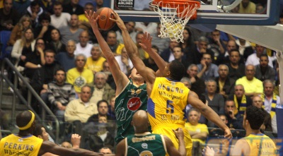 הנדריקס חוסם עוד ניסיון של האורחים (יניב גונן)