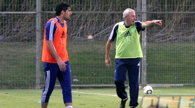 המאמן לואיס פרננדז מתדרך את אוהד לויטה (רועי גלדסטון) המאמן לואיס פרננדז מתדרך את אוהד לויטה (רועי גלדסטון)