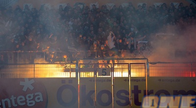 אוהדי ברמן מבעירים את היציע (GettyImages) אוהדי ברמן מבעירים את היציע (GettyImages)