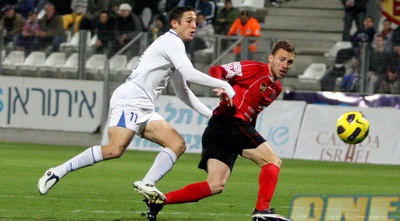 אלרואי כהן מנסה לחטוף את הכדור מעומר ורד (יניב גונן)