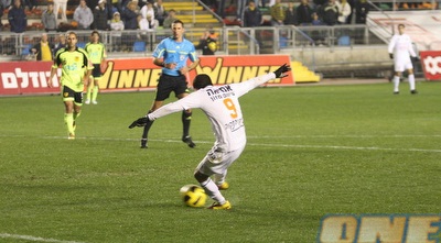 ג´ורג´ אמסיס בועט מקרוב (גיא בן זיו)