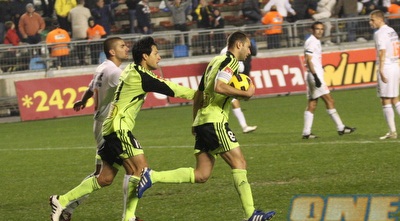 ואבירם ברוכיאן רץ לחדש את המשחק אחרי שכבש (גיא בן זיו)