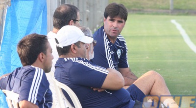 עוזר המאמן עופר פביאן (משה חרמון)