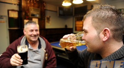 הצופים בברים באנגליה ירוויחו בגדול(רויטרס) הצופים בברים באנגליה ירוויחו בגדול(רויטרס)