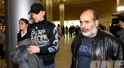 מורדי דדון מקבל את פני פאצ´לקה בשדה התעופה (שי לוי)