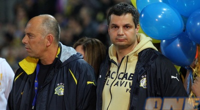 נציג הבעלים ג´ק אנגלידיס והמנכ&qout;ל עוזי שעיה. גולדהאר שיבח את השחקנים (שי לוי) נציג הבעלים ג´ק אנגלידיס והמנכ&qout;ל עוזי שעיה. גולדהאר שיבח את השחקנים (שי לוי)