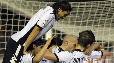 שחקני ולנסיה חוגגים (רויטרס) שחקני ולנסיה חוגגים (רויטרס)