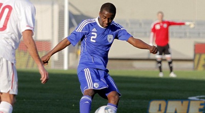 אלי דסה בועט, ננאד קרסטיצ´יץ´ מתבונן (יוסי ציפקיס) אלי דסה בועט, ננאד קרסטיצ´יץ´ מתבונן (יוסי ציפקיס)