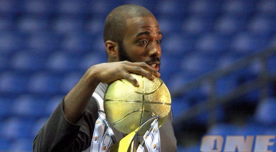 אלטון בראון עם הגביע (יניב גונן) אלטון בראון עם הגביע (יניב גונן)