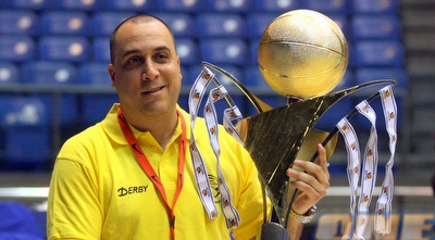 אריק אלפסי עם הגביע (יניב גונן)