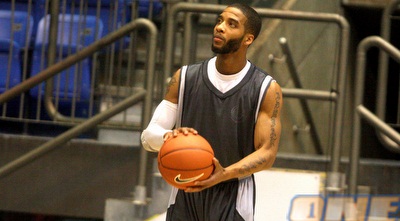 אדריאן בנקס (יניב גונן)