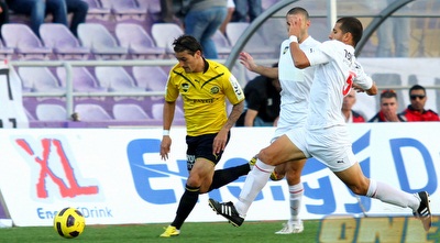 יקיר שינה מנסה לעצור את מאור בוזגלו (שי לוי)