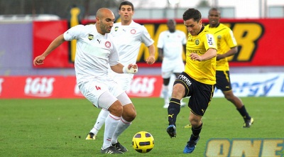 ג´ונתן אסוס וגיז´רמו ישראלביץ´ נאבקים על הכדור (שי לוי)