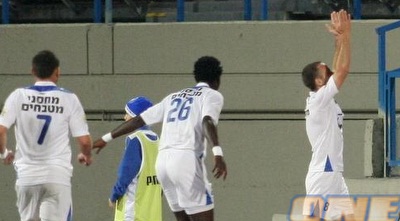 יניב לוזון והחברים רצים לחגוג עם הקהל את היתרון של אקסברד (משה חרמון)