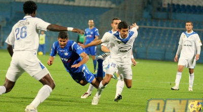 איאד חוטבא ואופיר דוידזאדה נאבקים על הכדור (משה חרמון)