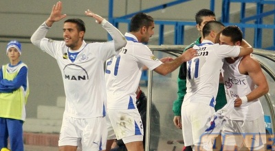 רפי דהאן חוגג עם החברים את השער השני של הפועל פ&qout;ת (משה חרמון)