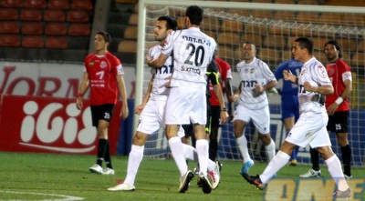 עומרי בן הרוש מברך את ניר נחום לאחר שער השוויון (יניב גונן)