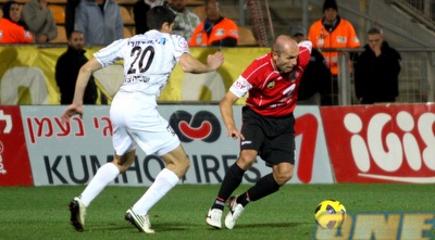 בן הרוש מנסה לעצור את סטויאנוביץ´, שנכנס כמחליף (יניב גונן)