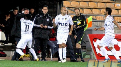 ימפולסקי חוגג עם הספסל של נתניה (יניב גונן)