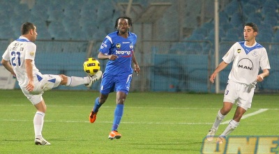 רועי גורדנה מקדים את עבדול ראזק, עמירן שקלים מתבונן (משה חרמון)