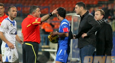 איתן תבריזי מרחיק את יובל נעים (משה חרמון)