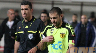 ברוכיאן יורד מאוכזב מהמגרש בסיום המשחק (עמית מצפה)