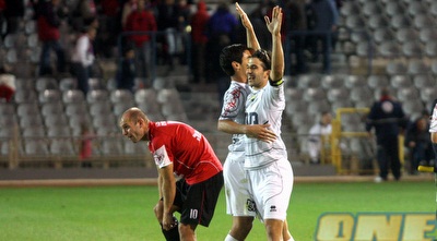 שמחת המנצחים ותוגת המפסידים בסיום המשחק (יניב גונן)