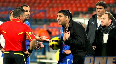 איתן תבריזי מרחיק את יובל נעים (משה חרמון)