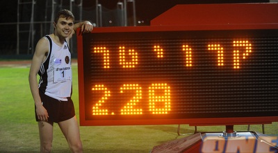 קרויטר ליד לוח התוצאות (עופר ביידה)